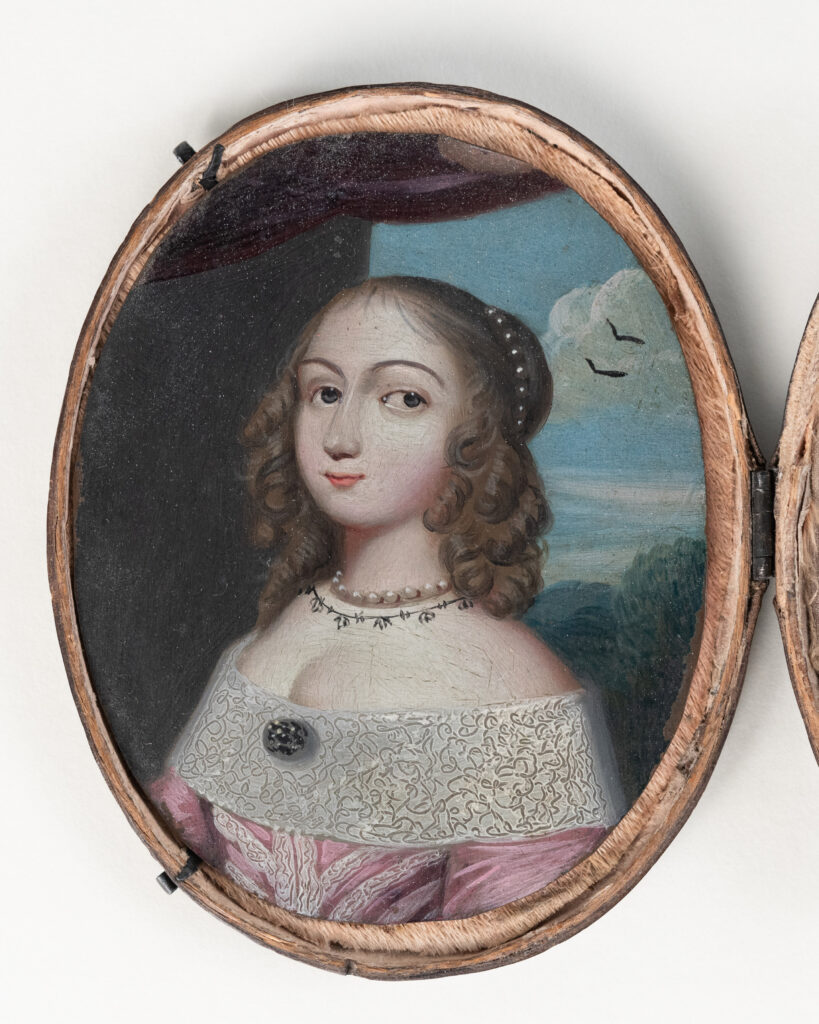 Miniature called &#8220;à transformation&#8221; in its case, Flanders, circa 1650, oil on copper and reproduction of mica leaves; calfskin case with herringbone pattern.Paris Musées / Musée Carnavalet – Histoire de Paris