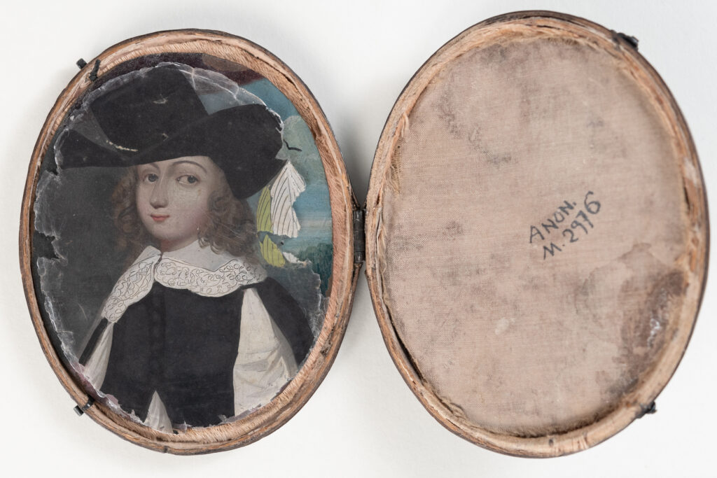 Miniature called &#8220;à transformation&#8221; in its case, Flanders, circa 1650, oil on copper and reproduction of mica leaves; calfskin case with herringbone pattern.Paris Musées / Musée Carnavalet – Histoire de Paris