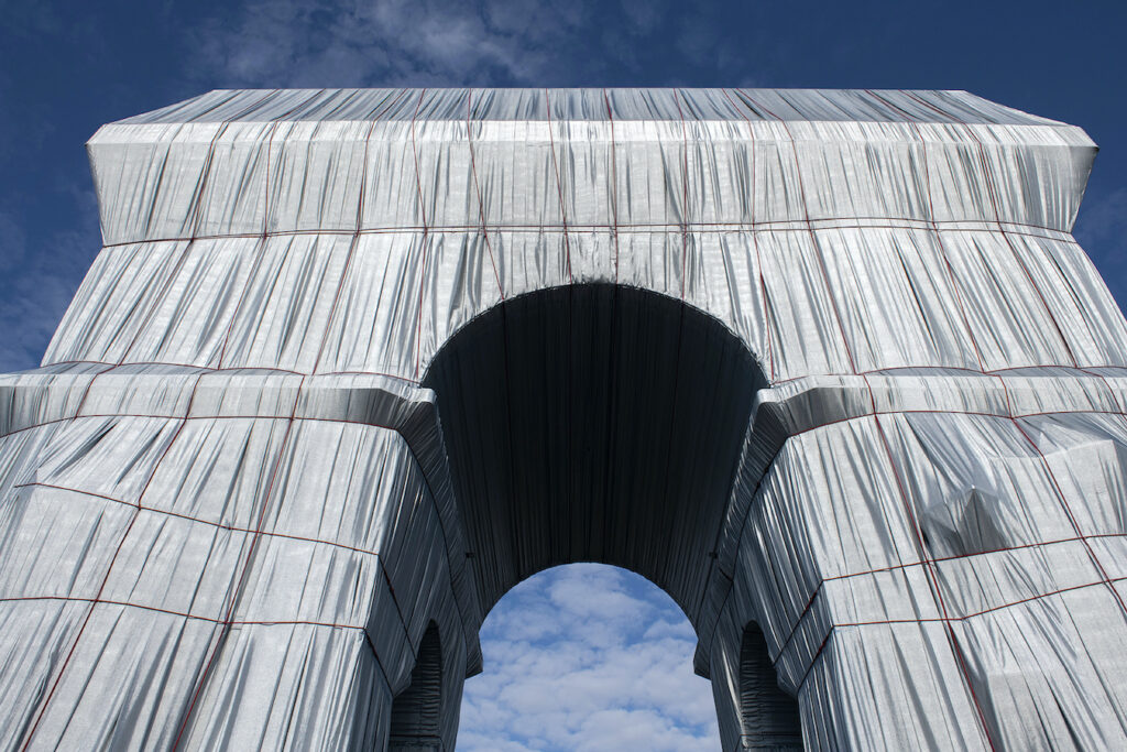 Arc de Triomphe Wrapped. Paris. 1961-2021&nbsp;©&nbsp;Didier Plowy – Centre des monuments nationaux