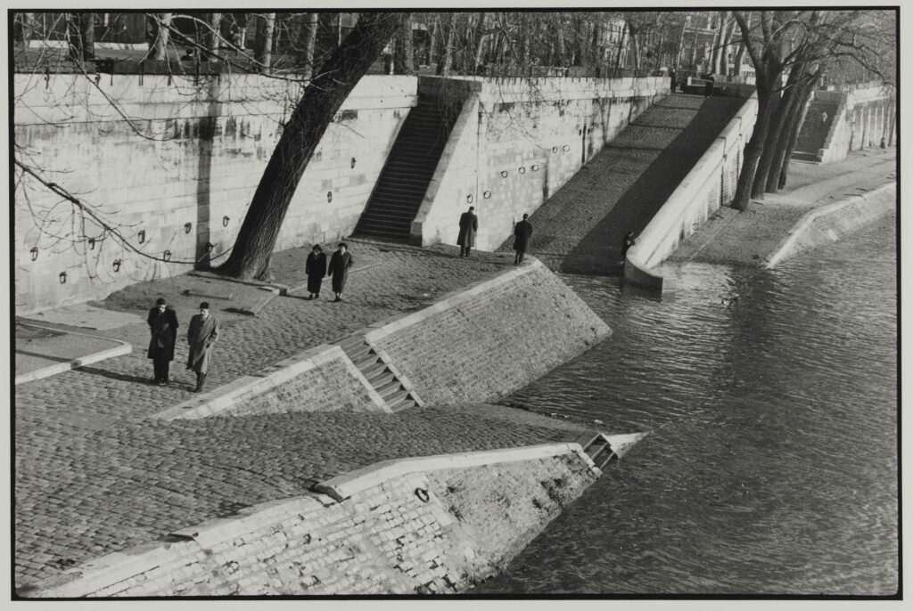 Les quais de Seine, 1955Collection du musée Carnavalet – Histoire de Paris© Fondation Henri Cartier-Bresson/Magnum Photos