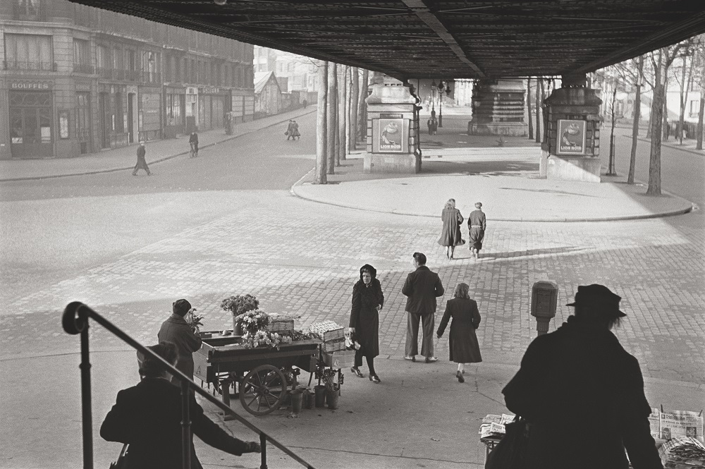 Sous le métro aérien, boulevard de la Chapelle, 1951Collection Fondation Henri Cartier-Bresson© Fondation Henri Cartier-Bresson/Magnum Photos